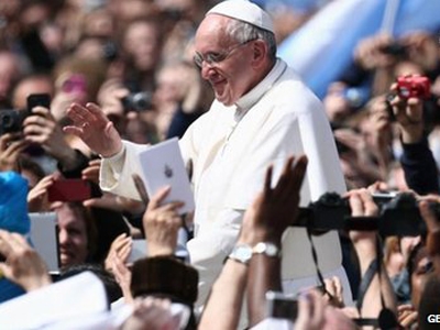 Giáo hoàng Francis chào đón hàng nghìn tín đồ và du khách tại Quảng trường Thánh Peter 30/3.